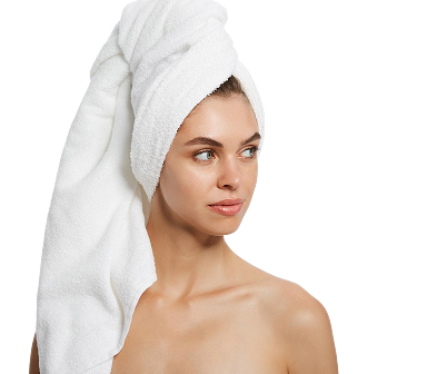 Vrouw met een handdoek op haar hoofd