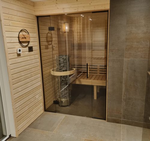 Zelfbouwsauna met glazen deur