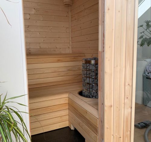 Zelfbouw sauna door deuropening