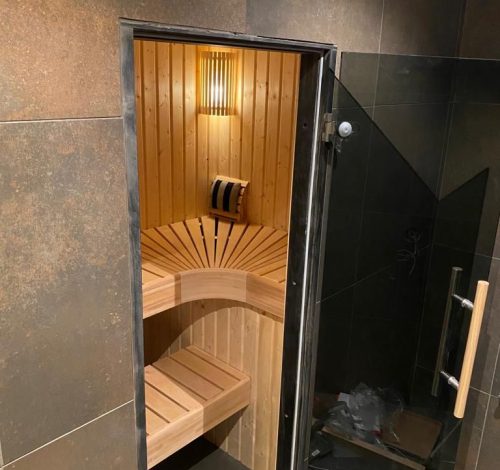 Zelfbouw sauna door deuropening