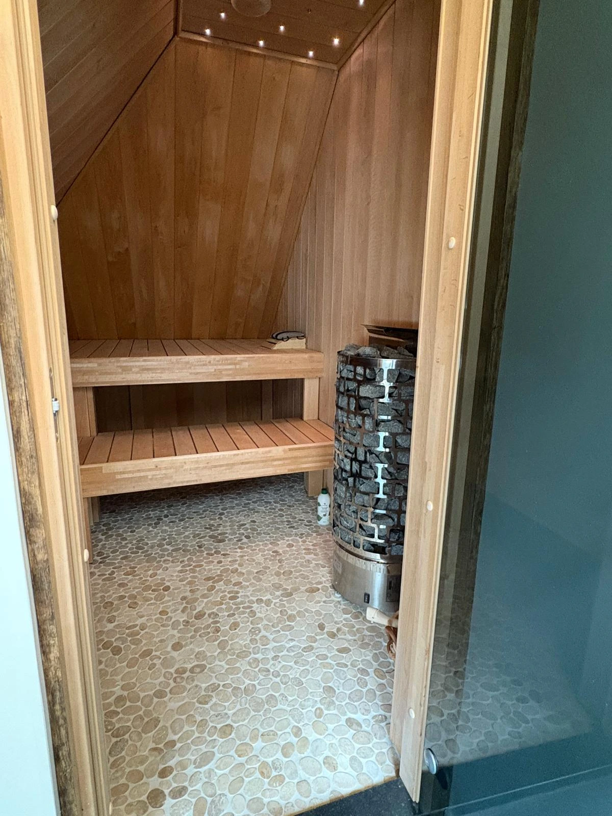 Sauna op zolder schuin dak